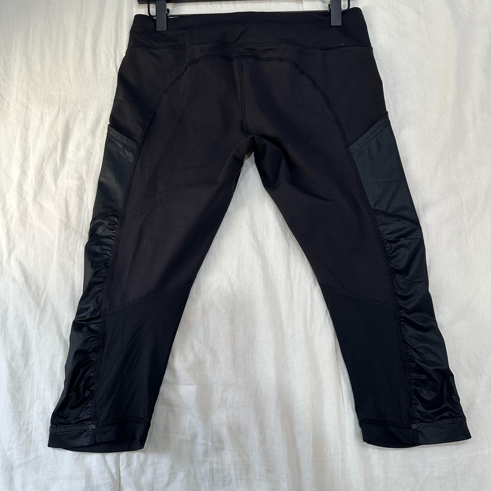 Lululemon Athletica Black Cropped Leggings with Ruched Detail - Picture 11 of 13